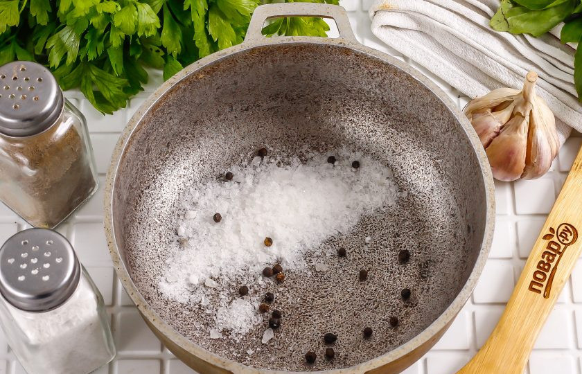 1. Этап. Маринованный чеснок с морковью на зиму: Соедините в кастрюле или казане соль, горошины черного перца. Влейте 150 мл. горячей воды и поместите на плиту, доведите до кипения. Выключите нагрев и влейте уксус.