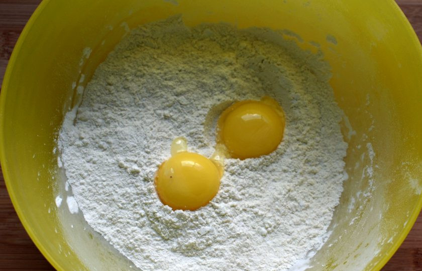 1. Этап. Печенье Альфахорес: Добавьте желтки и размягченное до состояния сметаны сливочное масло.