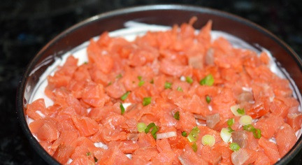 1. Этап. Салат слоеный с семгой: 2. На свеклу выложите измельченные яйца, снова майонез, затем натертую на терке морковь, майонез, натертый на терке картофель, опять майонез и измельченную семгу.