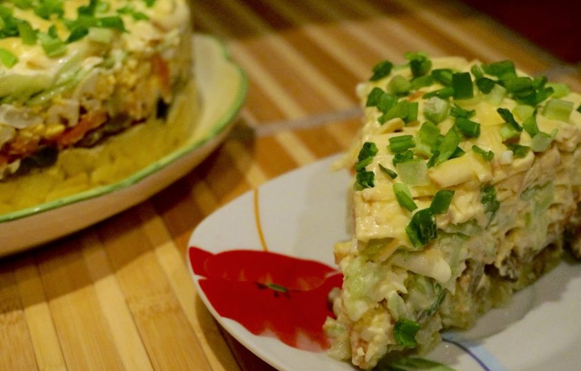 1. Этап. Салат из консервы: 10. Теперь отправляем салат в холодильник на 2 часа. Подавать его можно порционно, а можно на блюде на праздничный стол.