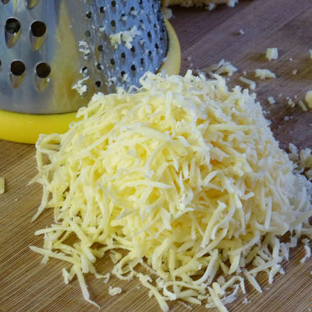 1. Stage. Crab Rolls: Grate the cheese on a fine grater.