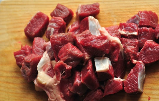 1. Этап. Говядина по-деревенски: Первым делом нарезаем говядину кубиками со стороной около 2 сантиметров.