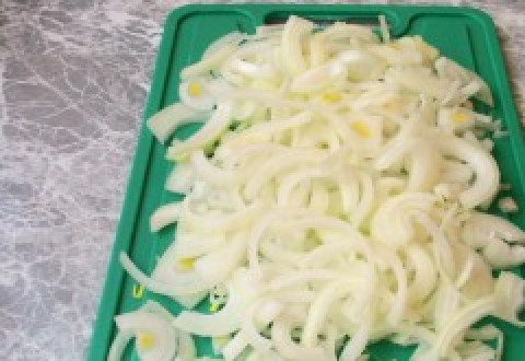 1. Этап. Рыба под маринадом из тушеных овощей: Нарежьте полукольцами репчатый лук.