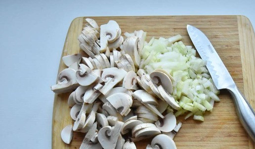 1. Этап. Сырный рулет с индейкой и грибами: Репчатый лук нарезать кубиком, шампиньоны пластинками. Мелкие грибы можно оставить целыми.