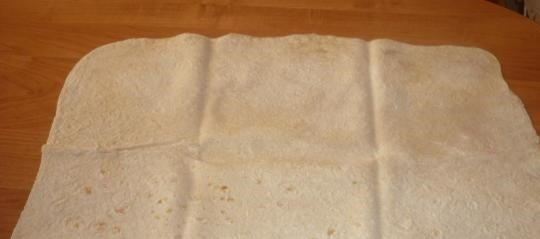 1. Этап. Лаваш с шампиньонами и сыром: 4. Готовый армянский лаваш достаю из упаковки и раскладываю по столу.