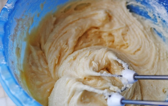 1. Этап. Кекс с клубникой: 3. Добавьте щепотку соли, немного разрыхлителя и просеянную муку. Вот таким должно получиться тесто.