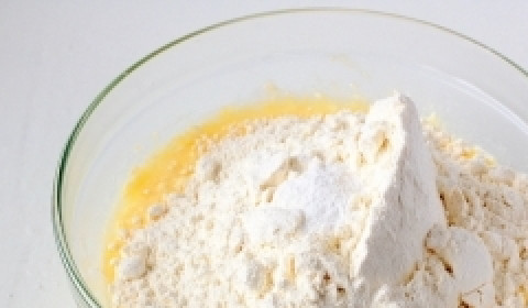 1. Этап. Творожное тесто для пиццы: 5. Муку и разрыхлитель смешиваем между собой, и понемногу домешиваем к тесту.