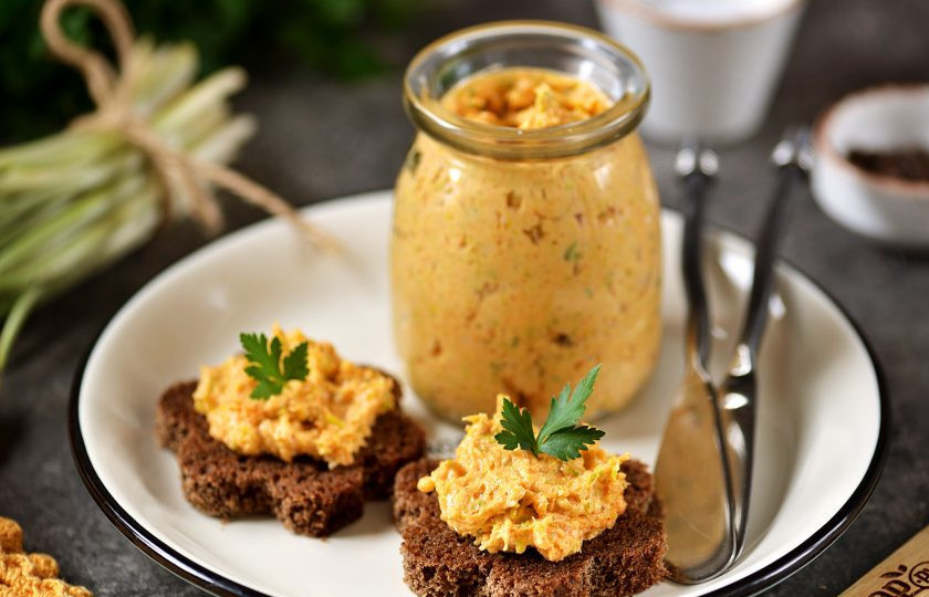 1. Этап. Намазка на хлебцы Сало с черемшой: Переложите пасту-намазку из сала с черемшой в удобную емкость, отправьте на время в холодильник. А пока вырежьте вырубкой для печенья фигурные заготовки из бородинского хлеба и слегка подсушите их в духовке. Готовую пасту из сала с черемшой намажьте на остывшие хлебцы и подавайте в качестве закуски к столу. Приятного аппетита!