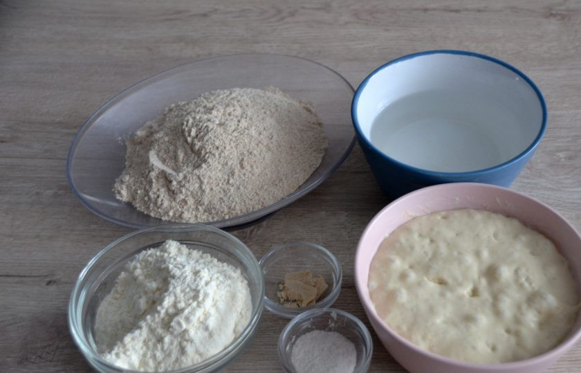 1. Этап. Чиабатта из цельнозерновой муки: Подготовьте ингредиенты с учетом готовой опары, которую нужно приготовить за 8-10 часов до начала замеса теста.