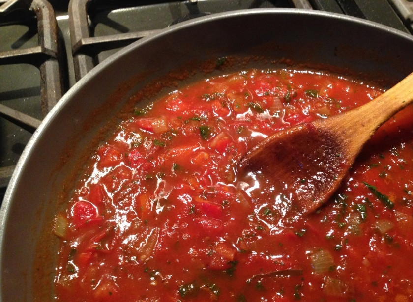 1. Этап. Томатная подлива: Добавьте к подливе зелень, чеснок измельченный, специи по вкусу и томатную пасту. Убавьте огонь и тушите минут 20-30, пока подлива не загустеет.