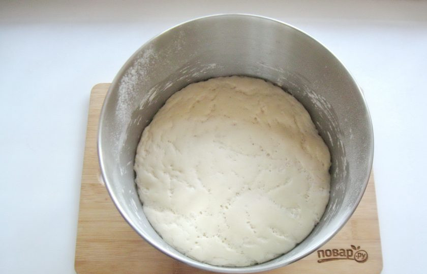 1. Этап. Саратовский калач: Поставьте тесто в теплое место на час-полтора. За это время тесто увеличится в объеме.