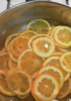 1. Этап. Коктейль Епископ: 3. В ту же кастрюлю добавить красное вино, сахар, гвоздику, анис и корицу. Смесь на медленном огне довести до кипения. Сразу после этого огонь максимально прикрутить и томить еще 2 минуты.