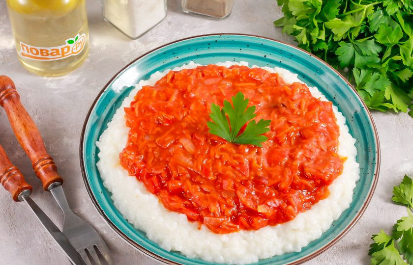 1. Этап. Подлива из лука, моркови, сладкого перца и томата: Выложите на тарелку любой приготовленный гарнир. На него выложите красочную подливу и подайте к столу.