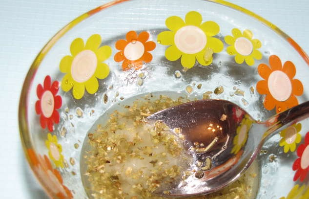 1. Этап. Сувлаки из свинины: Пропущенный через пресс чеснок смешайте с орегано, оливковым маслом и лимонным соком.