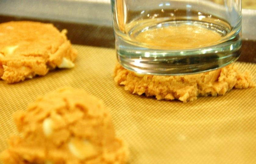 1. Этап. Оранжевое печенье: 7. Каждое печенье придавите донышком стакана.