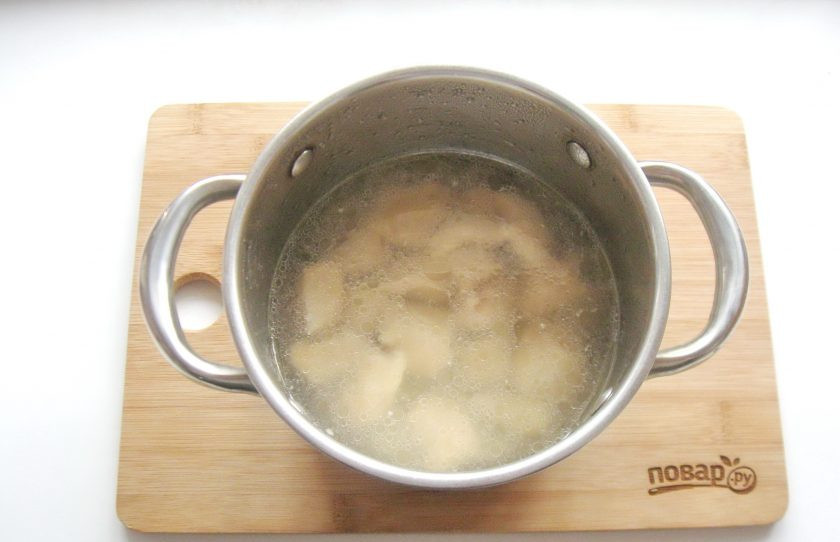 1. Этап. Суп мудрости: После выложите мясо в кастрюлю и налейте воду.