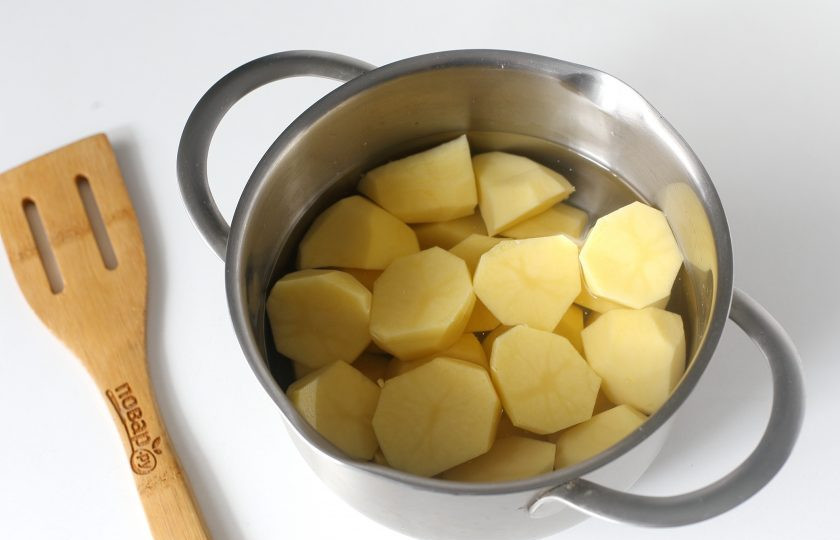 1. Этап. Конвертики с картошкой: Картофель очистите, нарежьте на части, залейте холодной водой и отварите до готовности.