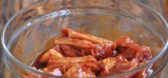 1. Этап. Ребрышки по-канадски: Выложите теперь в маринад сами ребрышки. Очень тщательно перемешайте их, чтобы маринад как следует покрыл рёбра. Оставьте мариноваться на время от одного до трёх часов.