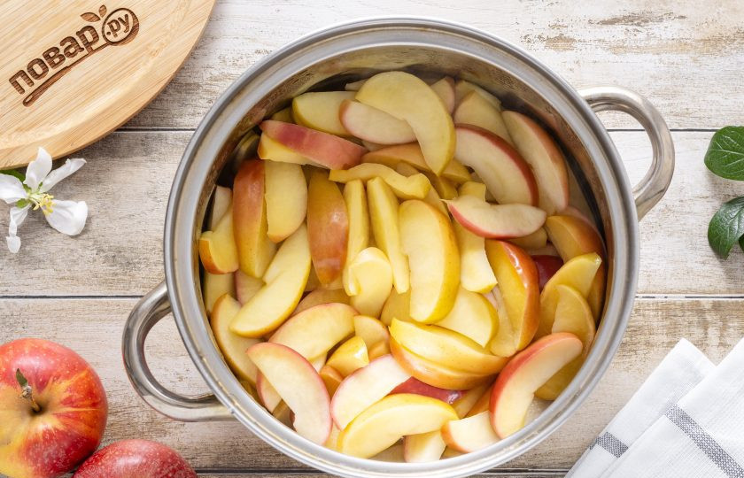 1. Этап. Домашняя пастила: Переложите в кастрюлю, влейте немного (около 50-100 мл.) воды и доведите до кипения. На небольшом огне варите до мягкости под крышкой. У меня на это ушло примерно 15 минут.