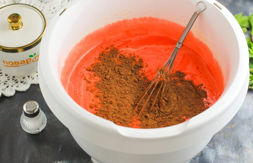 1. Этап. Трайфлы Красный бархат: Влейте красочную массу во взбитые яйца, всыпьте какао-порошок. Он добавляется для того, чтобы красный цвет теста стал более насыщенным и не выгорел в процессе выпекания. Далее введите муку и разрыхлитель.