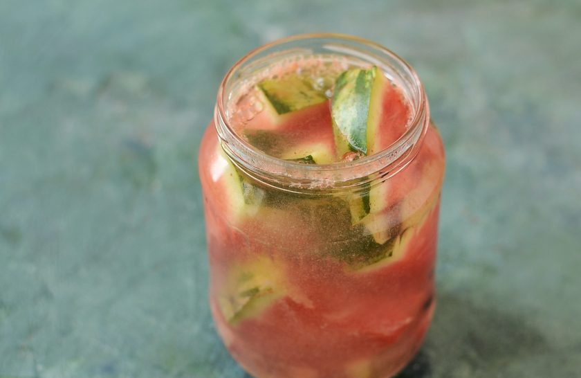 1. Этап. Арбузы с горчицей на зиму: В банку добавьте лимонную кислоту и горчичный порошок. Влейте горячий маринад в банку. Закрутите крышку, переверните верх дном и уберите в тепло, пока банка полностью не остынет. Затем поставьте в прохладное место.