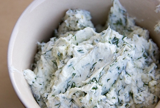 1. Этап. Закуска к мартини бьянко: Переложите смесь в другую посуду и закройте крышкой. Поставьте на несколько часов в холодильник.