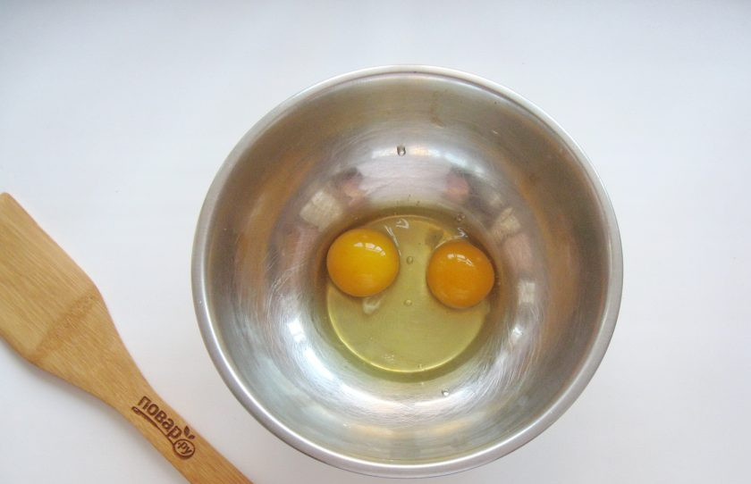 1. Этап. Торт Престиж: В миску разбейте яйца.
