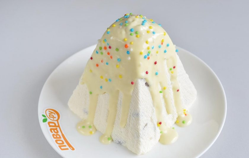 1. Этап. Пасха с белым шоколадом: Полейте шоколадом пасху, по желанию украсьте ягодами или кондитерской посыпкой, цветами из марципана и т.д. Подавайте, пока шоколад не застыл. С Пасхой!