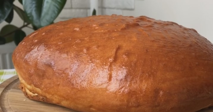 1. Этап. Очень вкусный домашний хлеб на кислом молоке: 9. Через 15 минут поставьте хлеб в духовку, разогретую до 160 градусов на 30-40 минут. Степень готовности проверяйте зубочисткой, она должна быть сухой. За 10 минут до готовности смажьте хлебушек взбитым яйцом, чтобы получилась красивая корочка. До употребления хлеб должен вылежаться 2-3 часа.