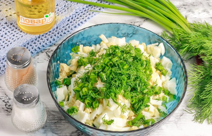 1. Этап. Салат с яйцом, огурцом, зелёным луком и сыром: Промойте зеленый лук и укроп, измельчите и добавьте к остальным ингредиентам.