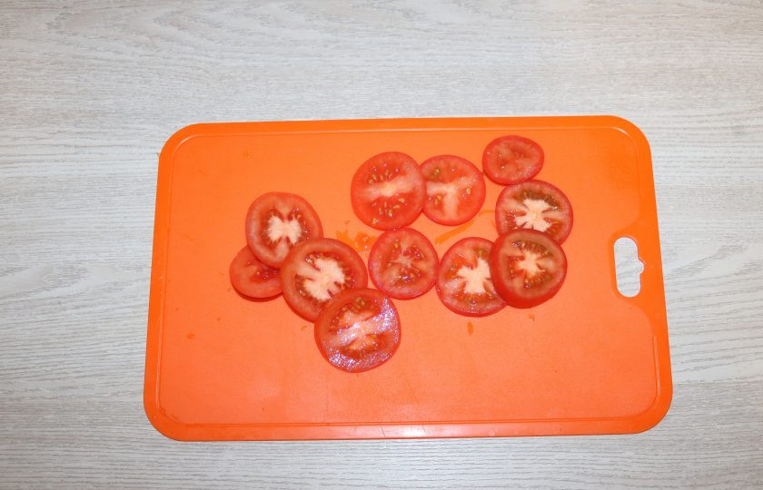 1. Этап. Горбуша с помидорами и сыром в духовке: Помидоры нарежьте кружочками.