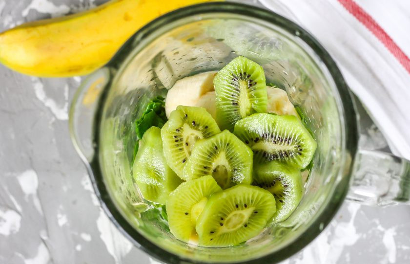 1. Этап. Смузи со шпинатом, киви и бананом: Киви очистите от кожуры, промойте и нарежьте слайсами. Добавьте в емкость к остальным ингредиентам. В рецепте используются 3 мелких фрукта, которые вы можете заменить 1 крупным.