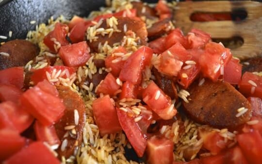 1. Этап. Паэлья с курицей и горошком: 5. Добавьте рис и готовьте еще около двух минут.