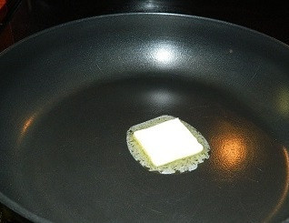 1. Этап. Омлет по-гречески: 3. На сковороде растопить небольшой кусочек сливочного масла (можно также добавить немного оливкового).