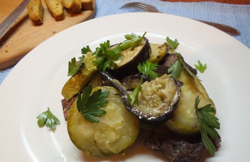 1. Этап. Говядина под шубой: 5. Вот такое сытное блюдо получаем. Приятного аппетита!