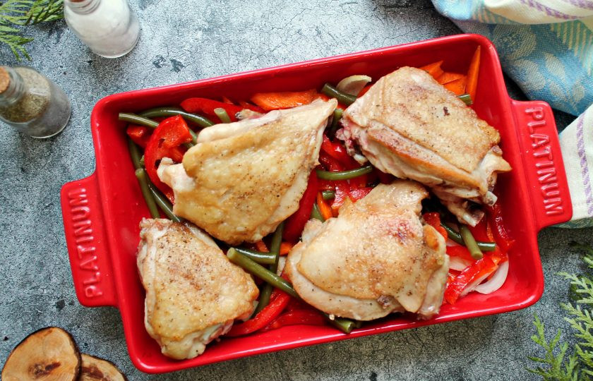 1. Этап. Папоротник с курицей: На овощи с папоротником выложите обжаренные части курицы. Форму закройте фольгой для запекания и поставьте в горячую духовку на 30 минут при температуре 180 градусов.