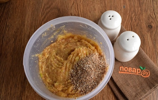 1. Этап. Диетическая куриная пицца без теста: Лук измельчите. Добавьте к мясу лук, яйца, специи (молотые паприка, белый и черный перец, кориандр, мускатный орех), соль, измельчите с помощью блендера. Вмешайте отруби.