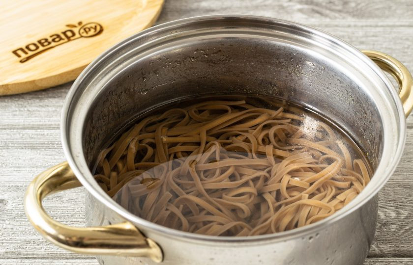 1. Этап. Лапша Нэнмён: Отварите гречневую лапшу по инструкции.