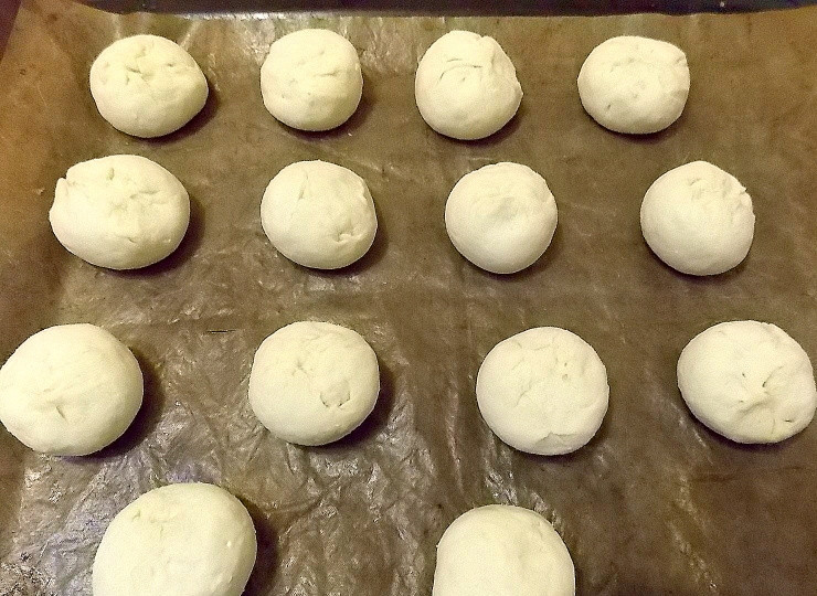 1. Этап. Творожные булочки со сгущенкой: Переложите на смазанный противень или коврик для выпечки.