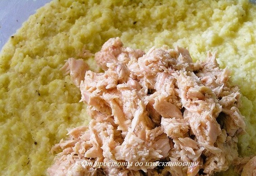 1. Этап. Пшено с тунцом и морепродуктами: Добавьте размятый вилкой тунец вместе с маслом.