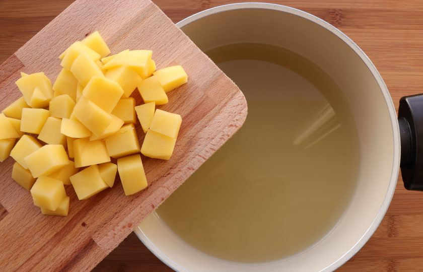 1. Этап. Суп с ленивыми пельменями: Картофель нарежьте кубиками и опустите в кипящий бульон. Варите 5 минут.