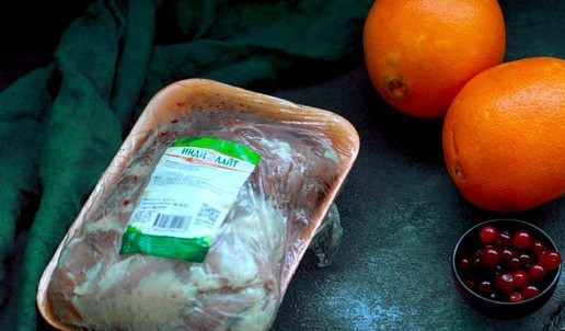 1. Этап. Бедро индейки с апельсинами и клюквенным соусом: Специи для птицы растолочь с можжевельником.