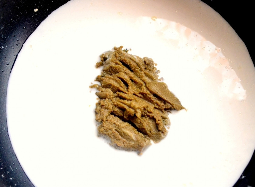 1. Этап. Карри по-тайски: Смешайте пасту карри с кокосовым молоком в кастрюле.