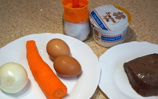 1. Этап. Салат из печени говяжьей: 1. Первым делом необходимо вымыть и очистить печень, отправить ее вариться в подсоленной воде до мягкости (минут 40). Параллельно отварите вкрутую яйца.