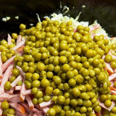 1. Этап. Салат Днестр: Туда же добавляем горошек.