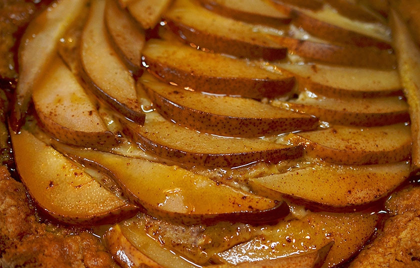 1. Этап. Магрибский грушевый пирог: 12. Готовый пирог достаньте и горячим полейте смесью джема и коньяка.