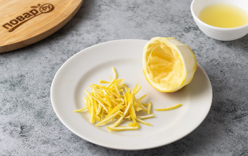 1. Этап. Варенье из инжирных персиков: Лимон тщательно помойте, снимите цедру и порежьте на тонкие полосы. Из лимона выжмите сок.