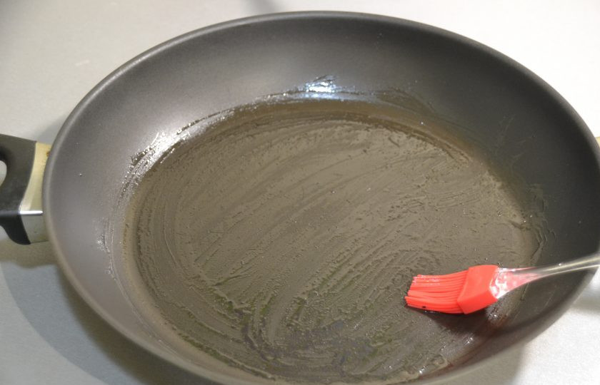 1. Этап. Яичница в блинах: Перед выпечкой блинов разогрейте сковороду и смажьте ее растительным маслом один раз.