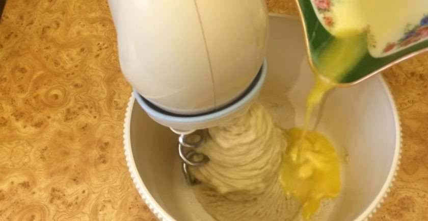 1. Этап. Булочки Улитки с заварным кремом: 3. Вымесите тесто миксером, добавив в конце растопленное слегка теплое сливочное масло. Когда масло полностью соединится с тестом, выложите тесто на рабочую поверхность и вымесите в течение 5 минут.