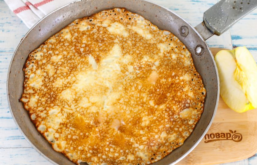 1. Этап. Блины на кефире с припеком: Обжарьте блин до румяности и переверните на другую сторону. Обжарьте 1 минуту и выложите на тарелку, свернув вдвое. Таким образом обжарьте и остальные блины с припеком.